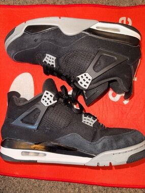 Jordan 4 Retro SE
Black Canvas size 11 M preowned excellent No box